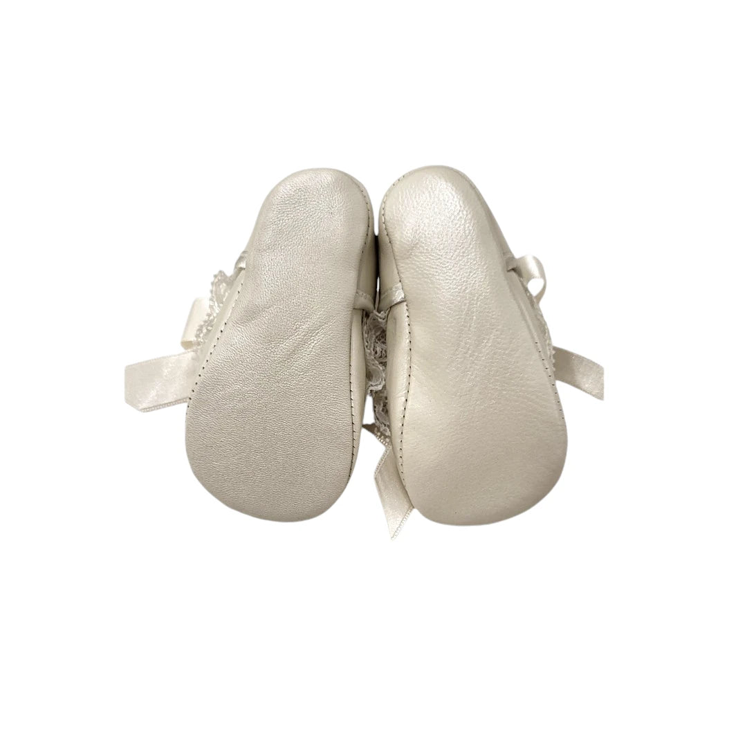 Zapato de ceremonia con puntilla en escote delantero