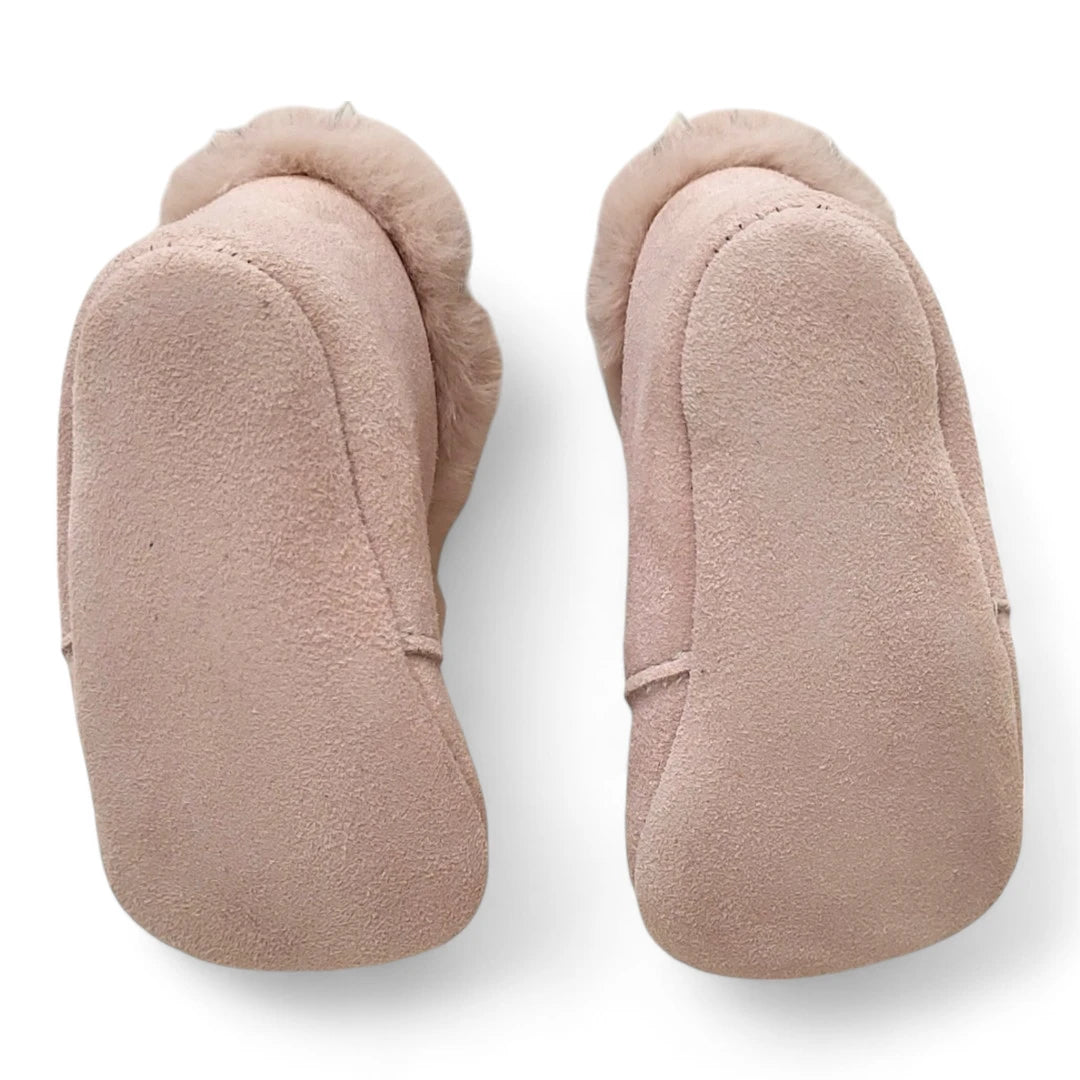 Blucher bebé de ante con cordones y pelito.