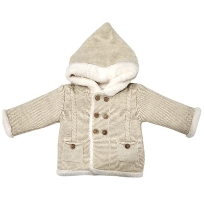 Chaquetón de punto con capucha y pelito en el interior