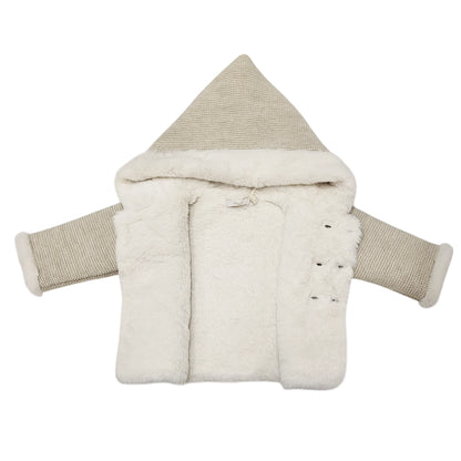 Chaquetón de punto con capucha y pelito en el interior